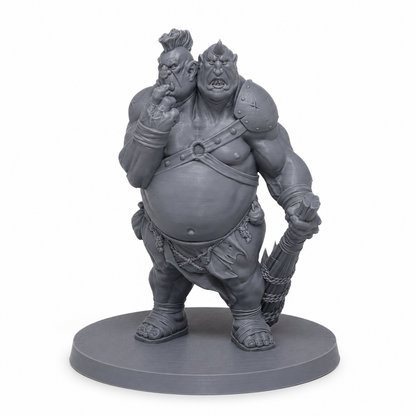 3D-printet Ettin – tohodet ogrekriger med klubbe, to hoder og massiv kropp i grå PLA til D&D og tabletop-rollespill.