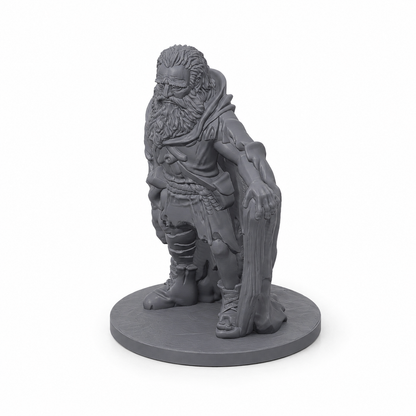 3D-printet fattig vandrer med slitte klær, skjegg og tung holdning i grå PLA til D&D og tabletop-rollespill.

