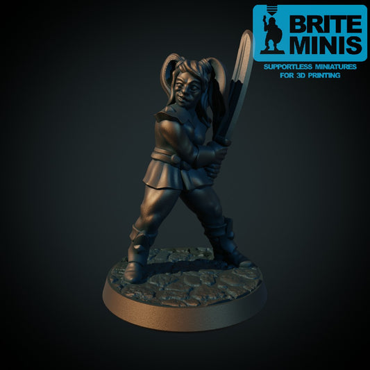 Kvinnelig kriger med sverd, 3D-printet D&D-miniatyr fra Spillsmia.