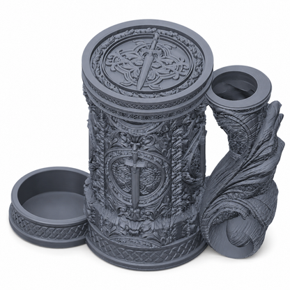 3D-printet grått Fighter eventyrkrus med sverd-design, skrulokk og integrert dice tower til D&D og tabletop-rollespill.