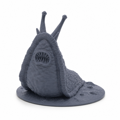 3D-printet Giant Slug monsterminiatyr i grå PLA til D&D og tabletop-rollespill.