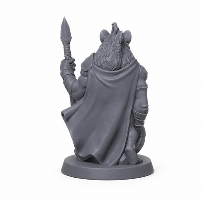 3D-printet Gnollkriger I med spyd, skjold og hyeneaktig monsterpreg i grå PLA til D&D og tabletop-rollespill.
