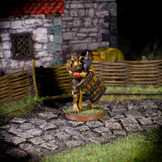 3D-printet gnoll med hellebard og skjold i grå PLA til D&D og Pathfinder.