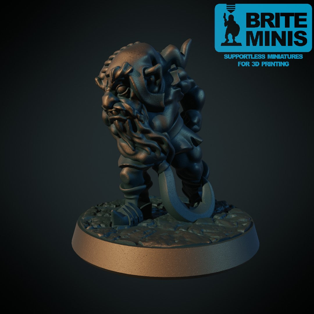 Ond gnome med sigd – 3D-printet miniatyr i grå PLA, umalt, til D&D og Pathfinder