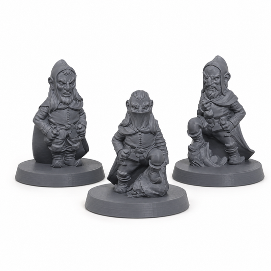 3D-printet Gnometyver miniatyrsett med tre små rogue-figurer i grå PLA til D&D og tabletop-rollespill.