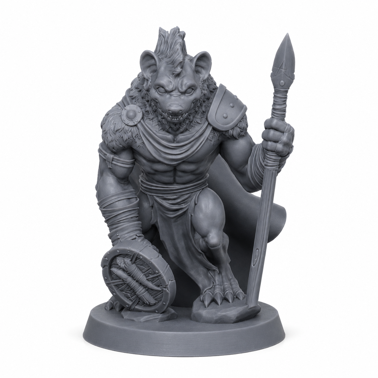 3D-printet Gnollkriger I med spyd, skjold og hyeneaktig monsterpreg i grå PLA til D&D og tabletop-rollespill.