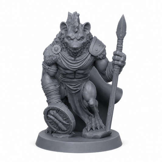 3D-printet Gnollkriger I med spyd, skjold og hyeneaktig monsterpreg i grå PLA til D&D og tabletop-rollespill.