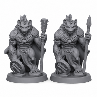 3D-printet Gnollkrigere miniatyrsett med to gnoller med skjold, spyd og piggklubbe i grå PLA til D&D og tabletop-rollespill.