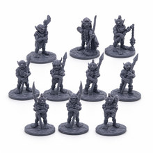 3D-printet sett med ti goblinkrigere med varierte våpen og positurer i grå PLA til D&D og Pathfinder.