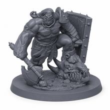 3D-printet orkisk arena-boss med massiv øks, stort skjold og kampklar positur i grå PLA til D&D og Pathfinder.