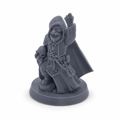 3D-printet Grimbrann med hette, kappe og forbannet skalle i grå PLA til D&D og tabletop-rollespill.