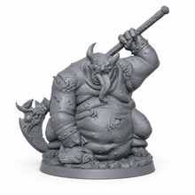3D-printet bossminiatyr med massiv kropp, horn, arrdetaljer og tungt våpen i grå PLA til D&D og Pathfinder.
