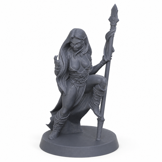 3D-printet Halana the Spear Dancer med langt spyd, elvisk uttrykk og dynamisk positur i grå PLA til D&D og tabletop-rollespill.