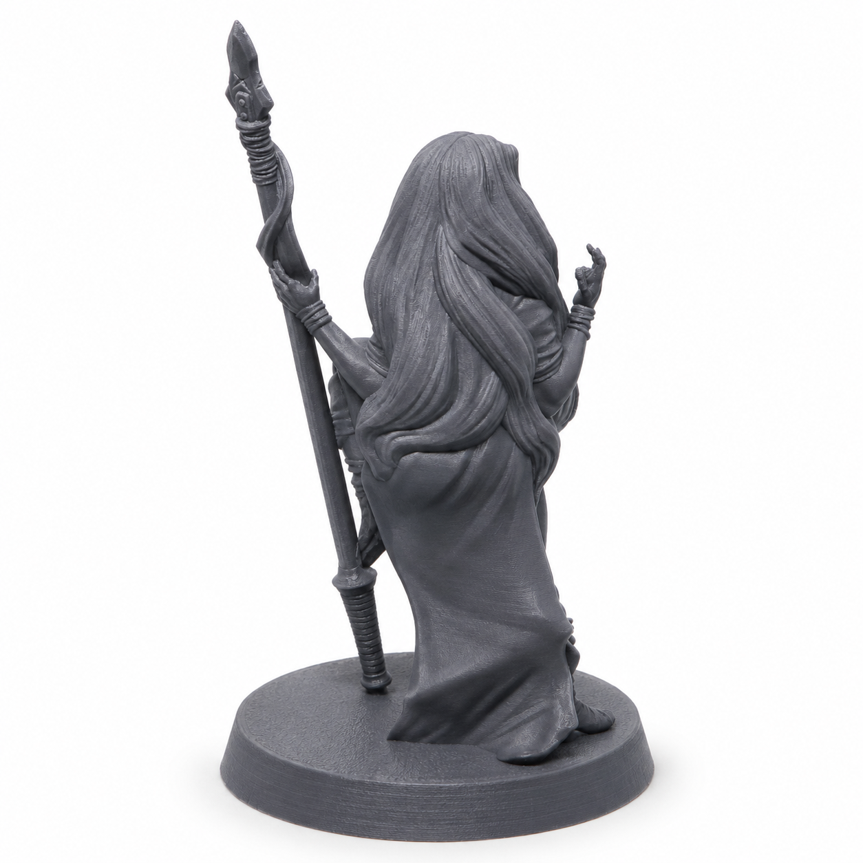3D-printet Halana the Spear Dancer med langt spyd, elvisk uttrykk og dynamisk positur i grå PLA til D&D og tabletop-rollespill.