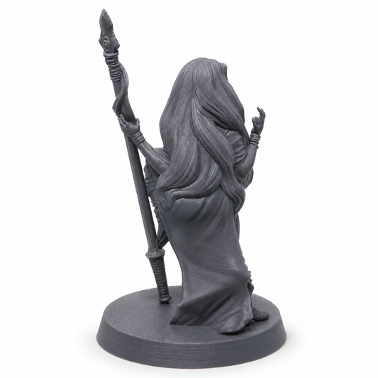 3D-printet Halana the Spear Dancer med langt spyd, elvisk uttrykk og dynamisk positur i grå PLA til D&D og tabletop-rollespill.