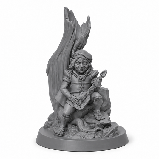 3D-printet Halfling-bard med instrument og sceneklar positur i grå PLA til D&D og tabletop-rollespill.