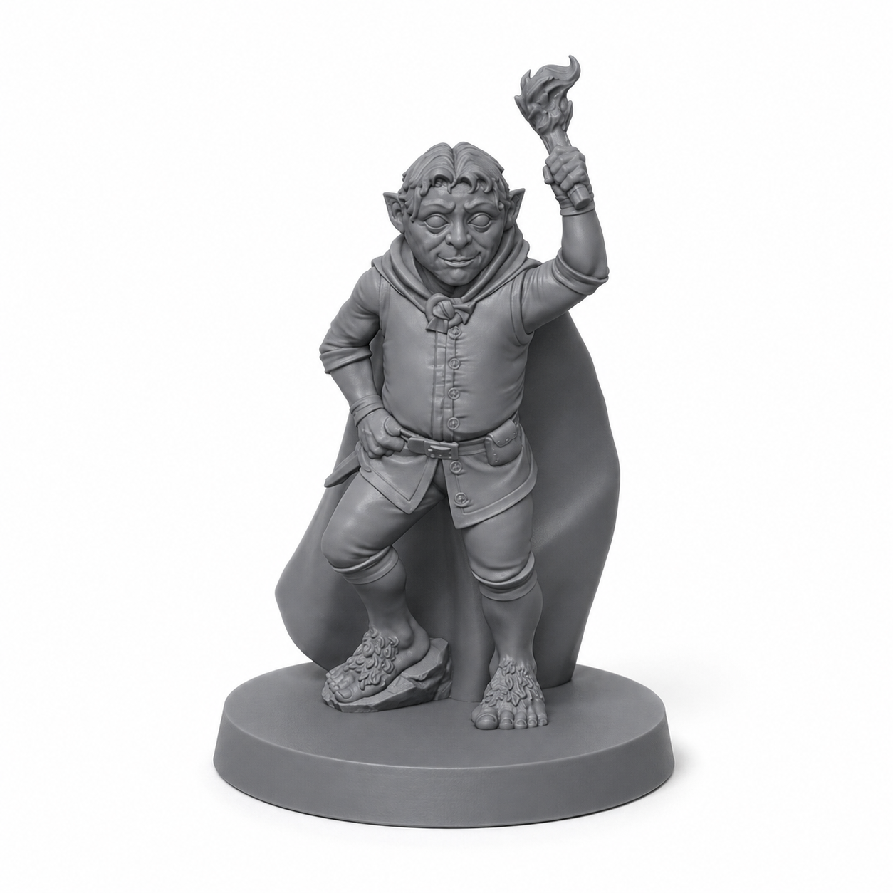 3D-printet Halflingutforsker II med kappe og løftet funn i grå PLA til D&D og tabletop-rollespill.