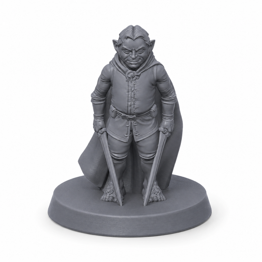 3D-printet Halflingutforsker III med kappe, reiseklær og eventyreruttrykk i grå PLA til D&D og tabletop-rollespill.