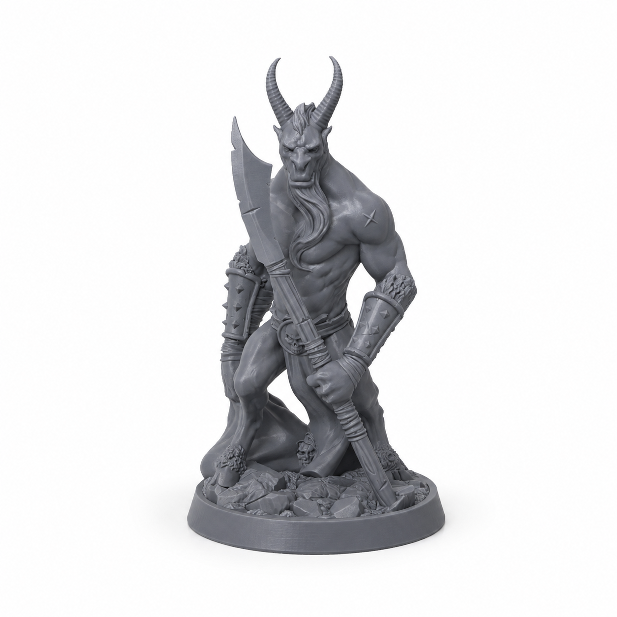 3D-printet Beastman-hodejeger med horn og stor klinge i grå PLA til D&D og tabletop-rollespill.