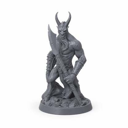 3D-printet Beastman-hodejeger med horn og stor klinge i grå PLA til D&D og tabletop-rollespill.