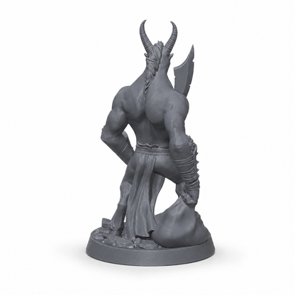 3D-printet Beastman-hodejeger med horn og stor klinge i grå PLA til D&D og tabletop-rollespill.