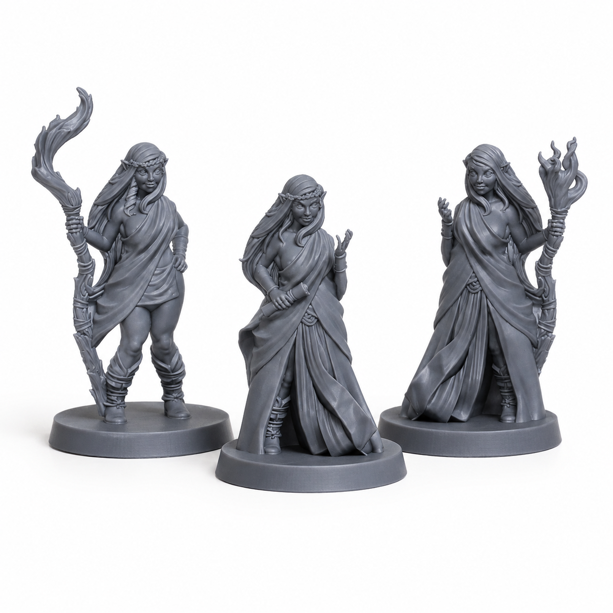 3D-printet Heartwood-alver miniatyrsett med tre alviske magikere med kapper og staver i grå PLA til D&D og tabletop-rollespill.