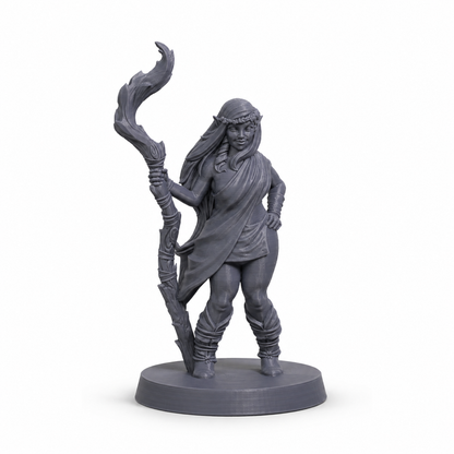 3D-printet Heartwood-alv I miniatyr i grå PLA til D&D og tabletop-rollespill.