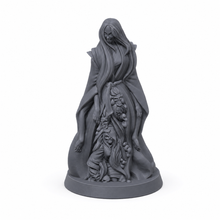 3D-printet mork bossminiatyr med kappe, langt hår og forvridde skapninger under seg i grå PLA til D&D og Pathfinder.