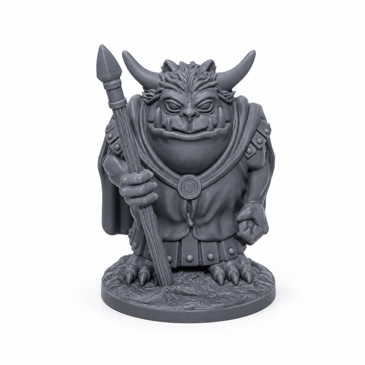 3D-printet Hobgoblin-kriger I med spyd, rustning og militært preg i grå PLA til D&D og tabletop-rollespill.