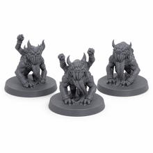 3D-printet sett med tre krypende groteske monsterfiender i grå PLA til D&D og Pathfinder.