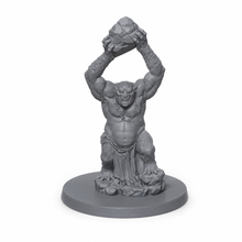 3D-printet trollminiatur med steinblokk hevet over hodet i grå PLA til D&D og Pathfinder.