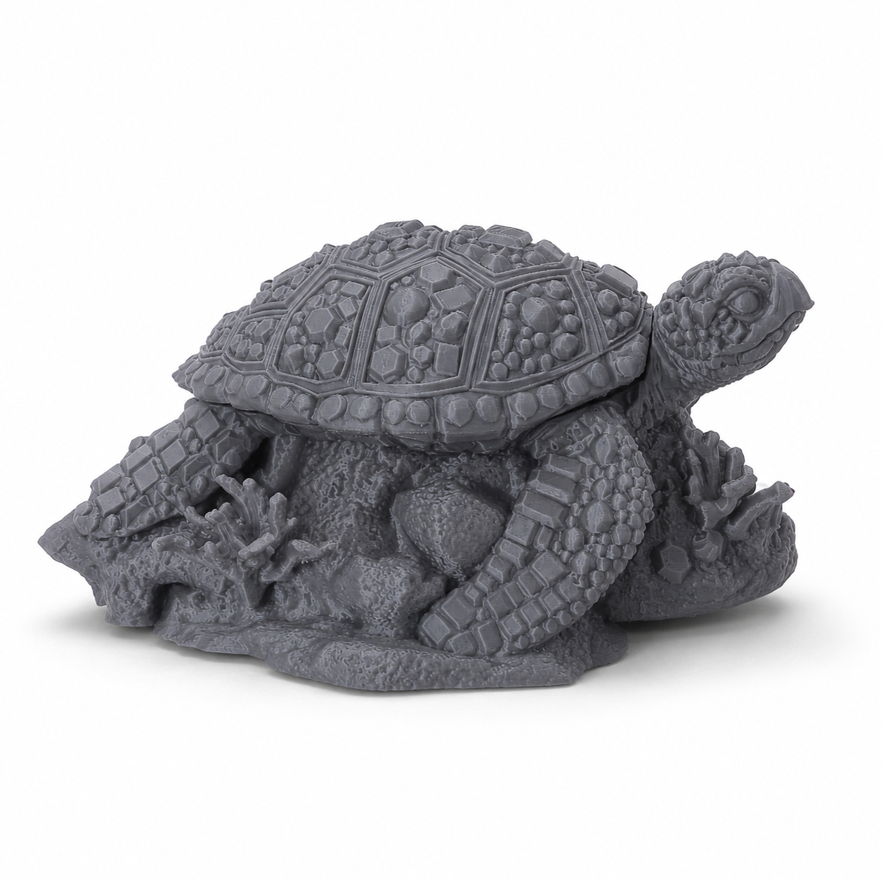 3D-printet juvelskilpadde med detaljert skall, stein- og krystalldetaljer i grå PLA til D&D og tabletop-rollespill.