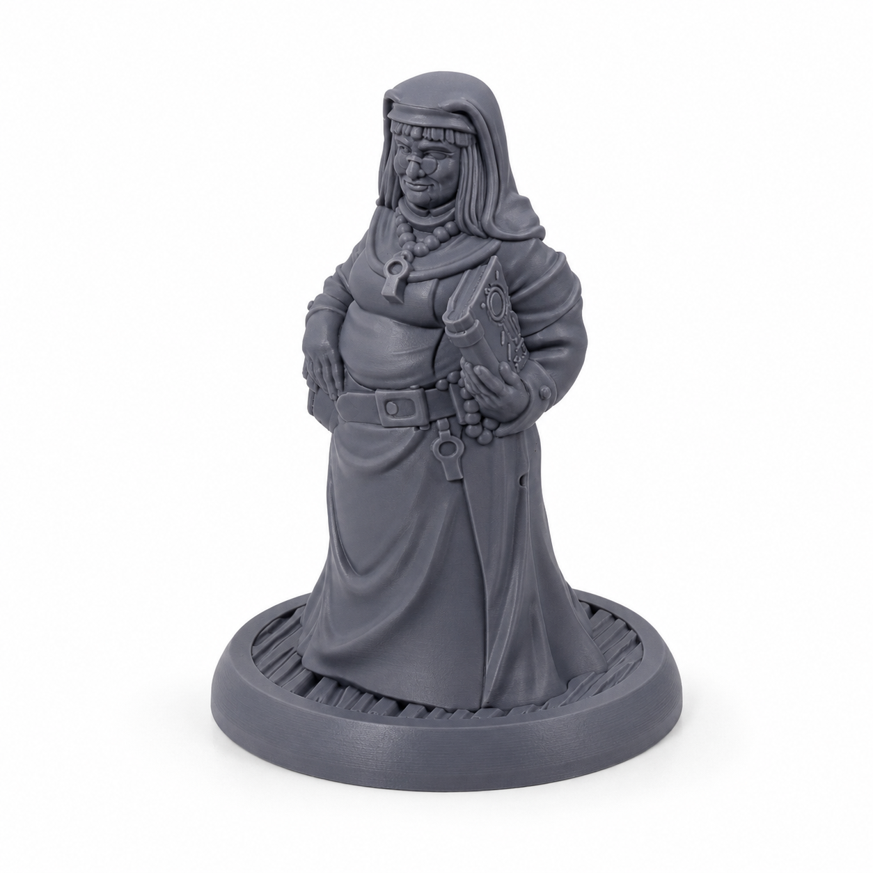 3D-printet klostersøster med kappe, religiøst symbol og bok i grå PLA til D&D og tabletop-rollespill.
