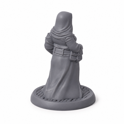 3D-printet klostersøster med kappe, religiøst symbol og bok i grå PLA til D&D og tabletop-rollespill.

