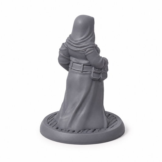 3D-printet klostersøster med kappe, religiøst symbol og bok i grå PLA til D&D og tabletop-rollespill.
