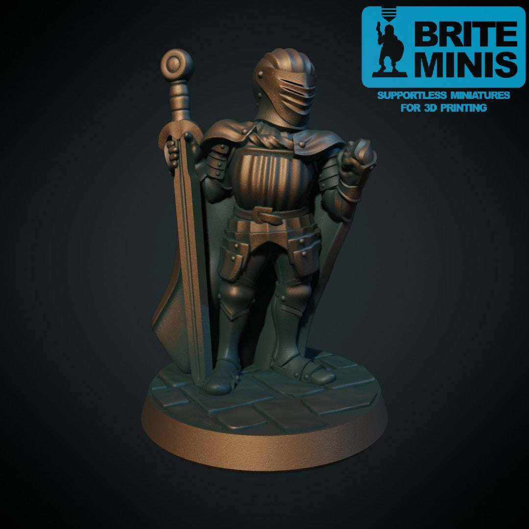 Fire riddere i full rustning med ulike hjelmer og våpen, 3D-printet D&D-miniatyrsett fra Spillsmia.