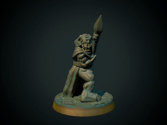 3D-printet kobold med spyd i grå PLA til D&D og Pathfinder.