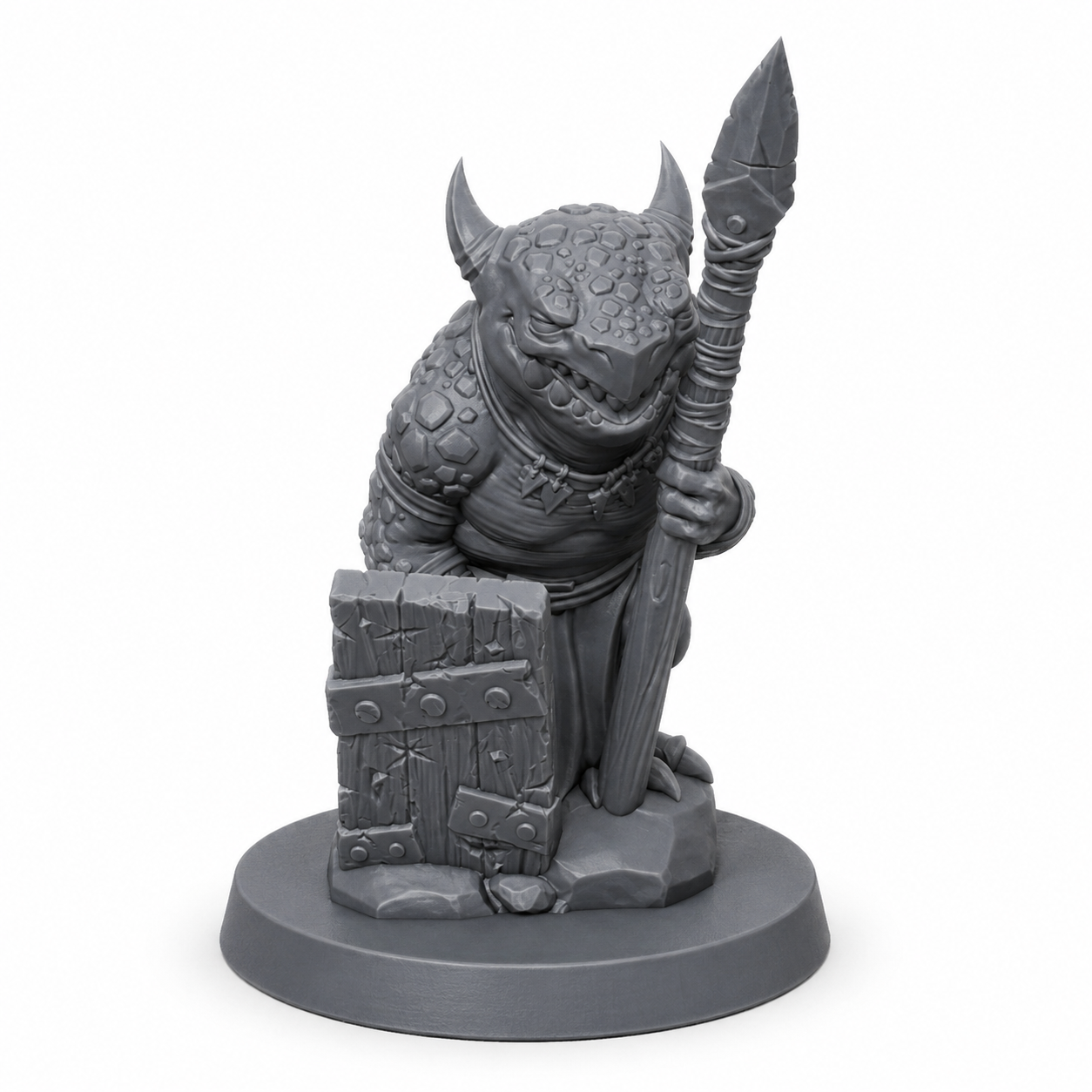 3D-printet Koboldkriger I med spyd, skjold og reptilpreg i grå PLA til D&D og tabletop-rollespill.