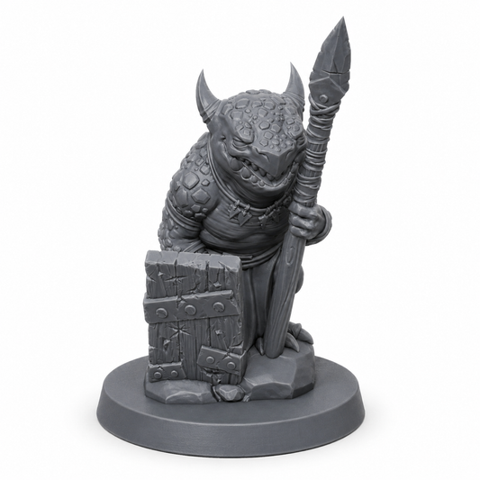 3D-printet Koboldkriger I med spyd, skjold og reptilpreg i grå PLA til D&D og tabletop-rollespill.