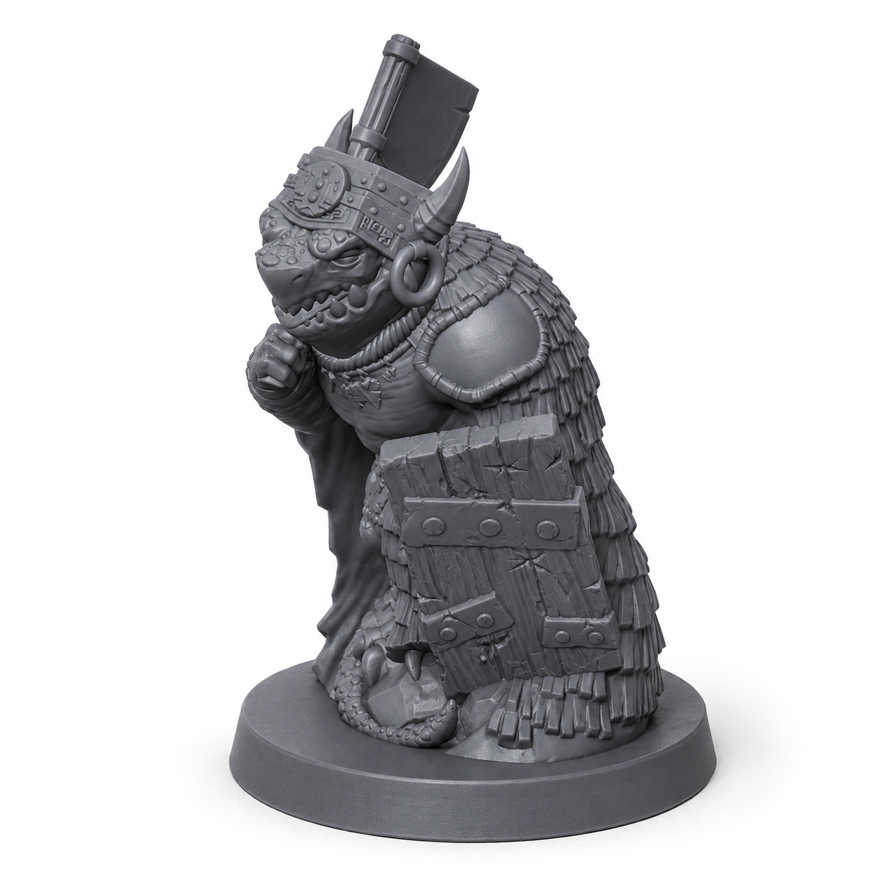 3D-printet Koboldkriger II med øks, skjold, hjelm og reptilpreg i grå PLA til D&D og tabletop-rollespill.