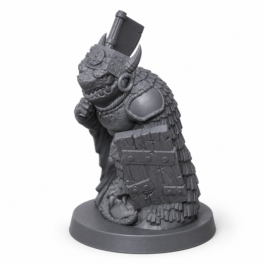 3D-printet Koboldkriger II med øks, skjold, hjelm og reptilpreg i grå PLA til D&D og tabletop-rollespill.