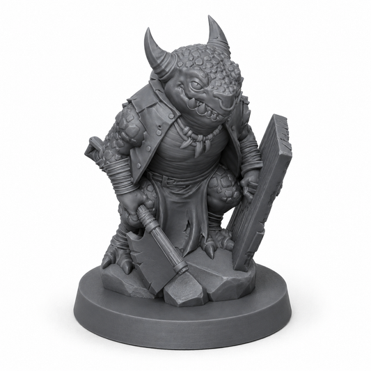 3D-printet Koboldkriger III med øks, skjold og reptilpreg i grå PLA til D&D og tabletop-rollespill.