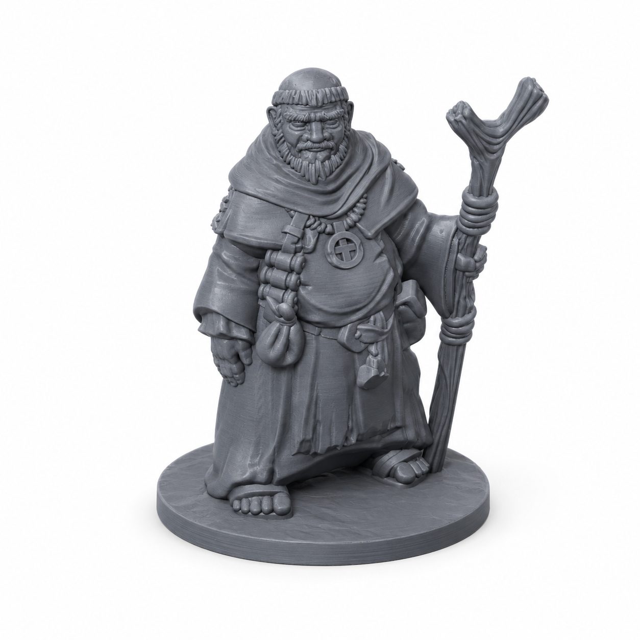 3D-printet Landsbyvismann med kappe, vandrestav, symbol og reiseutstyr i grå PLA til D&D og tabletop-rollespill.
