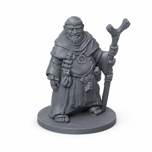 3D-printet Landsbyvismann med kappe, vandrestav, symbol og reiseutstyr i grå PLA til D&D og tabletop-rollespill.