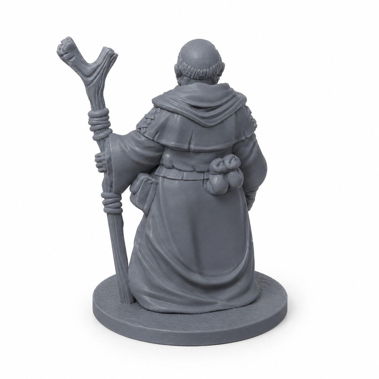 3D-printet Landsbyvismann med kappe, vandrestav, symbol og reiseutstyr i grå PLA til D&D og tabletop-rollespill.