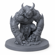 3D-printet demonisk bossminiatyr med massive horn og steinkledd overkropp i grå PLA til D&D og Pathfinder.