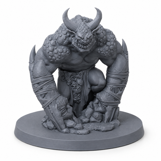 3D-printet slakterdemon med store horn, steinaktige skuldre og truende positur i grå PLA, egnet som boss eller demonisk fiende i D&D og tabletop-rollespill.