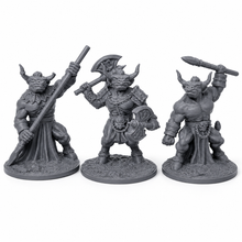 3D-printet sett med tre massive minotaurer med horn og tunge våpen i grå PLA til D&D og Pathfinder.