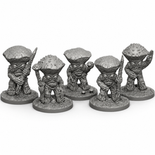 3D-printet sett med fem soppvesener med sopphatter og våpen i grå PLA til D&D og Pathfinder.