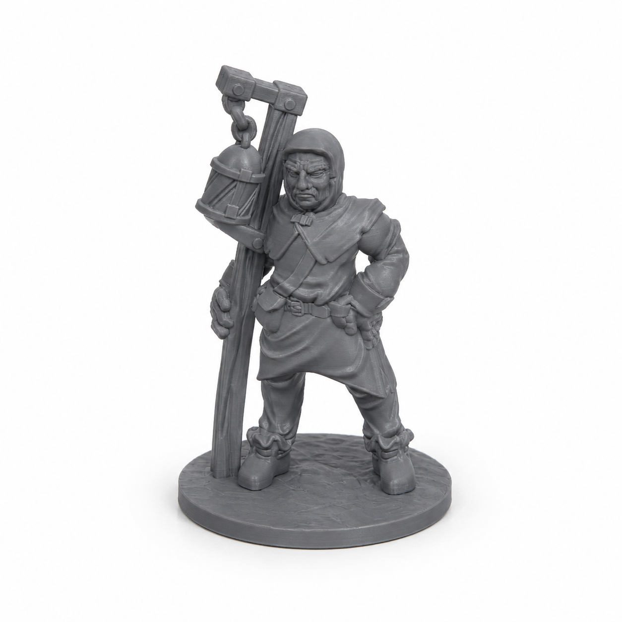3D-printet nattevekter med lykt, stav og reiseklær i grå PLA til D&D og tabletop-rollespill.
